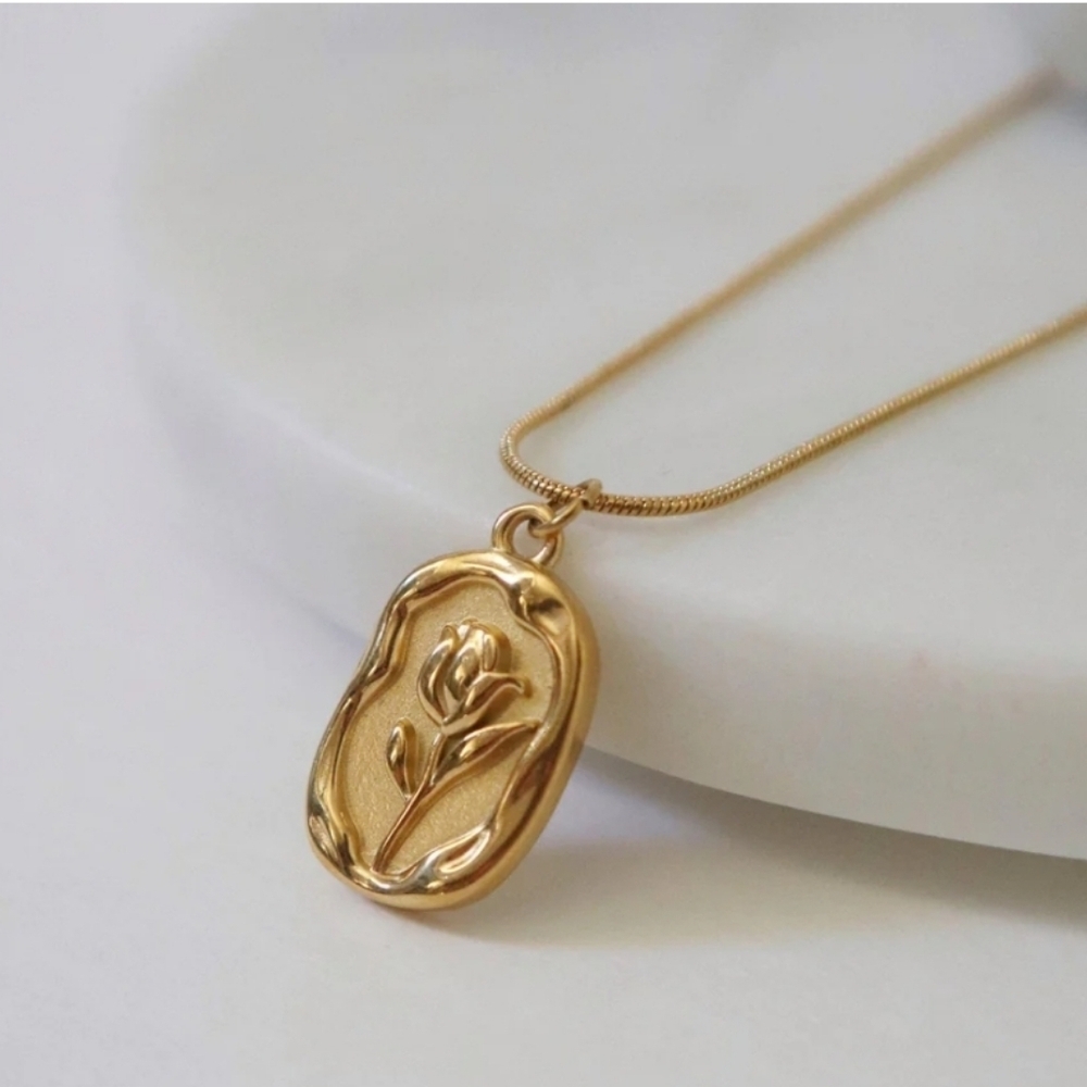 18k Gold Plated Floral Pendant Necklace - Picture 3 of 5